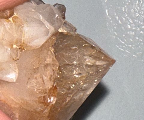 Smoky, brownish Arkansas quartz point (close-up)